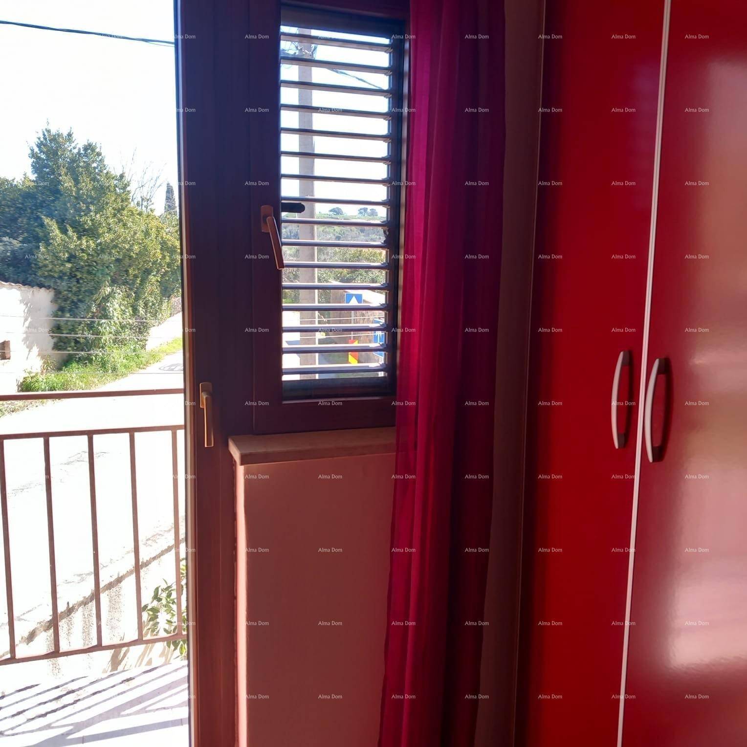 Schlafzimmer mit Zugang zum Balkon und Blick ins Grüne.