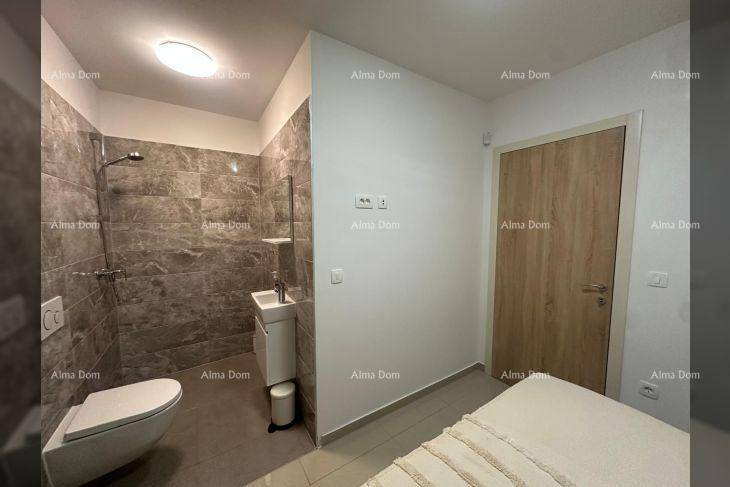 Kleines Badezimmer mit Duschbereich, wandhängendem WC und modernem Waschtisch.