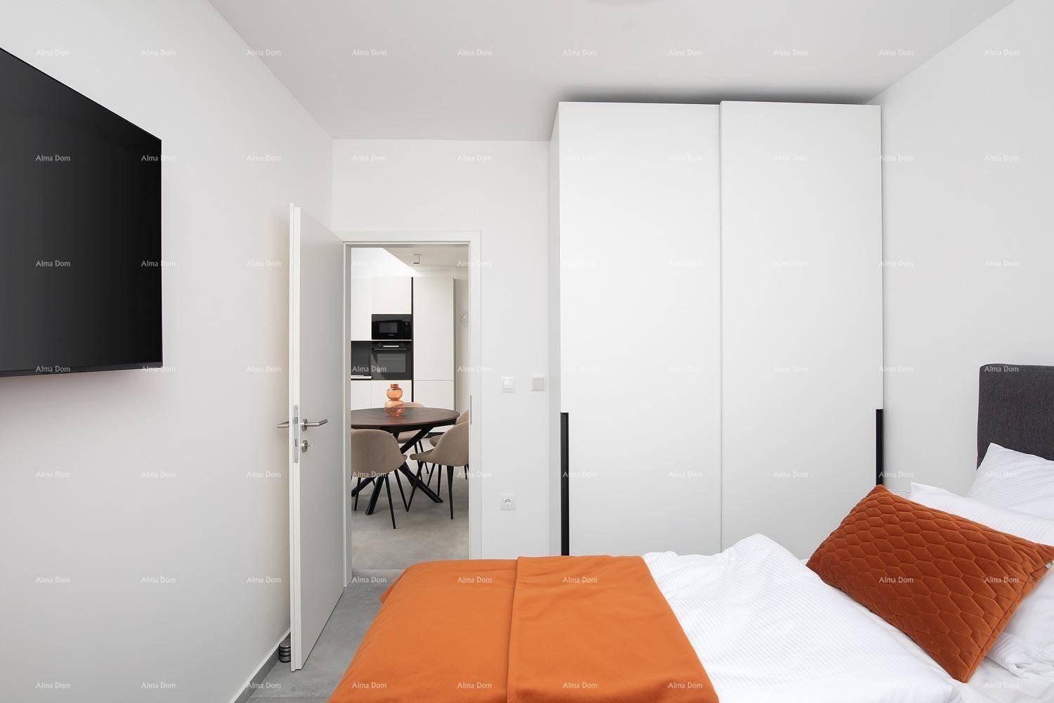 Schlafzimmer mit Doppelbett, Kleiderschrank und Blick in den offenen Wohnbereich.