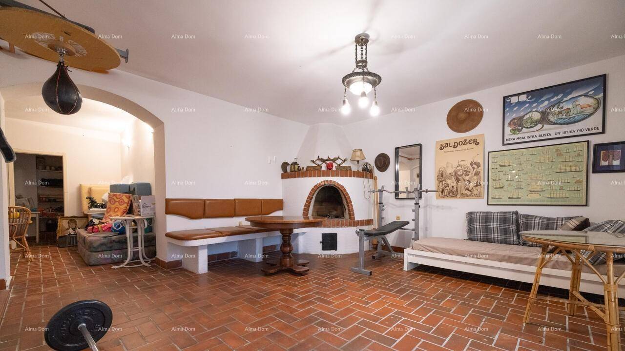 Geräumiger Kellerraum mit Kamin, Sitzgelegenheiten und Bereich für Sportaktivitäten.