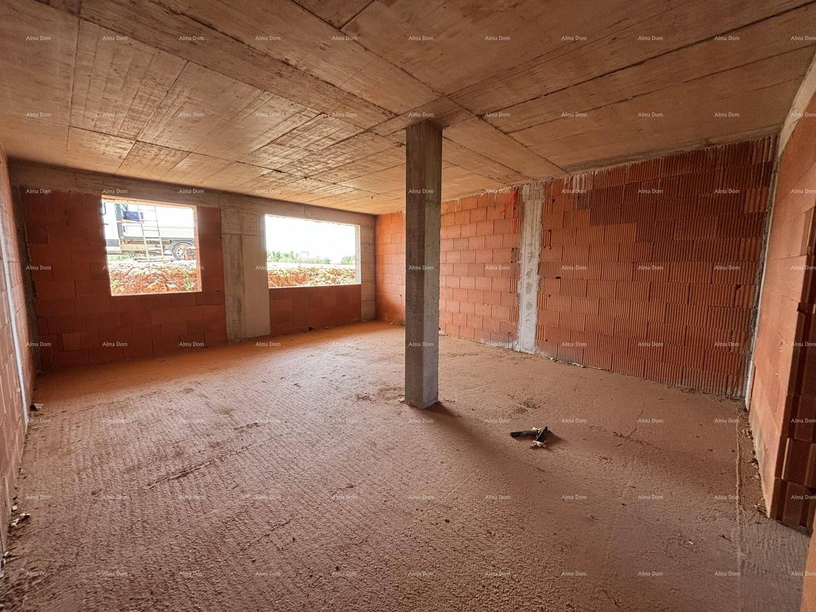 Rohbauzimmer mit Ziegelwänden, Betondecke und zwei Fensteröffnungen, die Tageslicht hereinlassen.