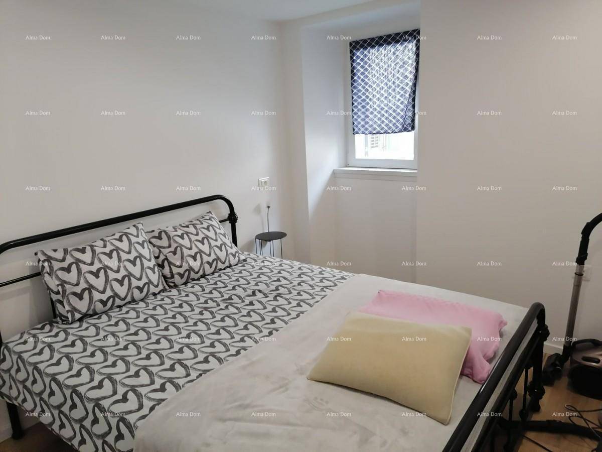 Gemütliches Schlafzimmer mit Doppelbett, Fenster und hellem Ambiente.