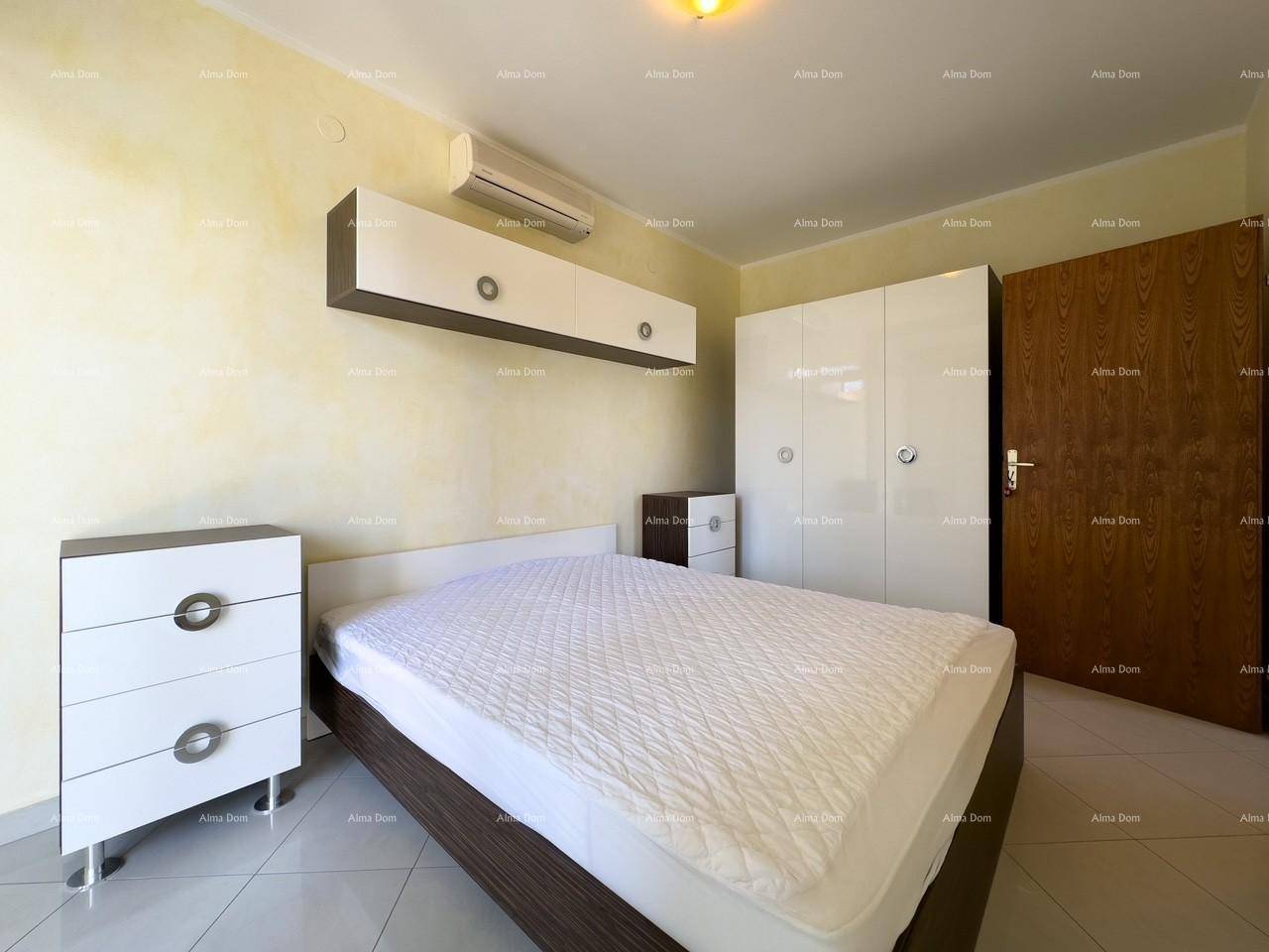 Helles Schlafzimmer mit Bett, Kommode und großem Kleiderschrank, ideal für erholsame Nächte.