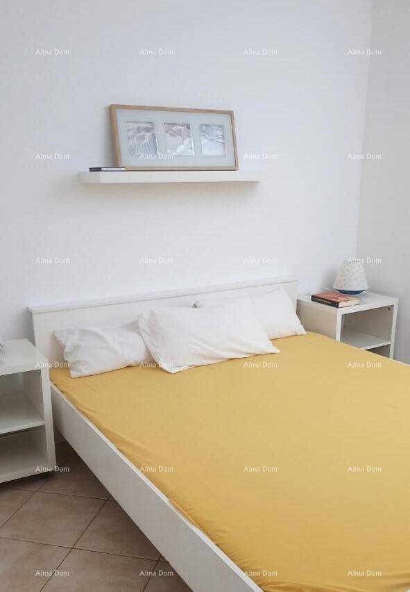Schlafzimmer mit einem Doppelbett, Nachttischen und einem Wandregal mit Dekoration.