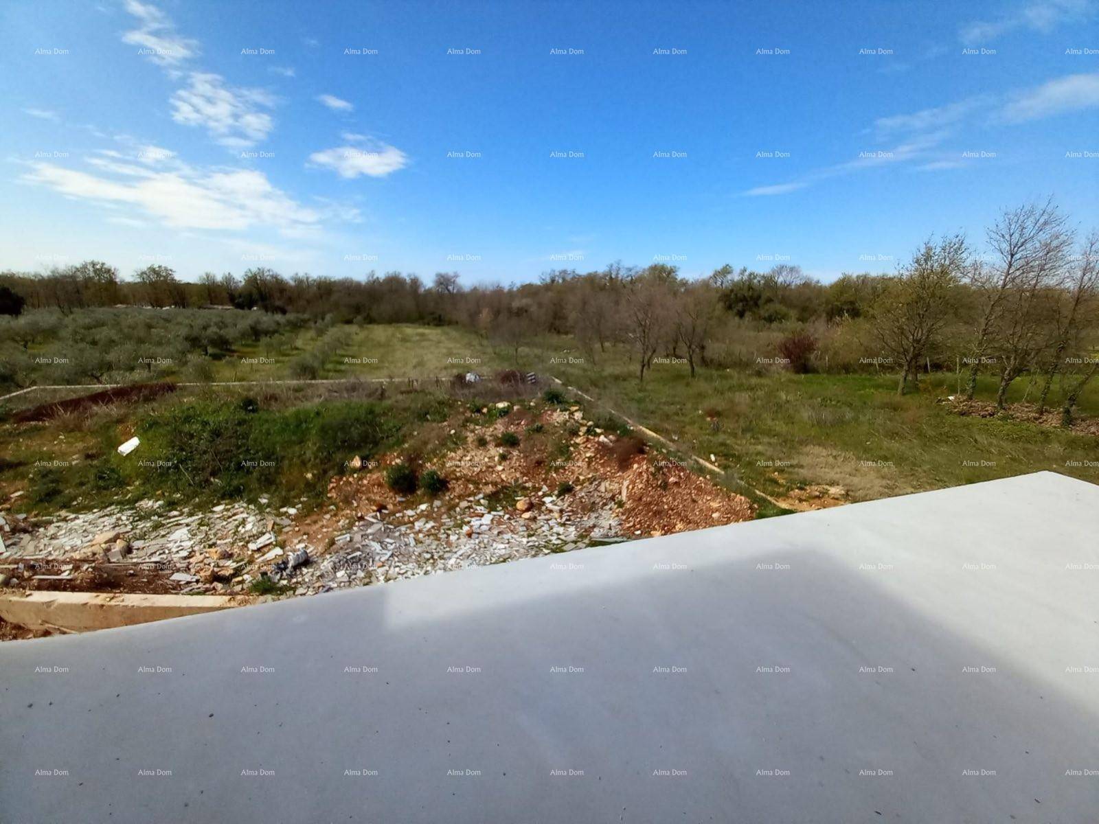 Blick von einem unfertigen Balkon oder einer Terrasse auf die weite grüne Landschaft.