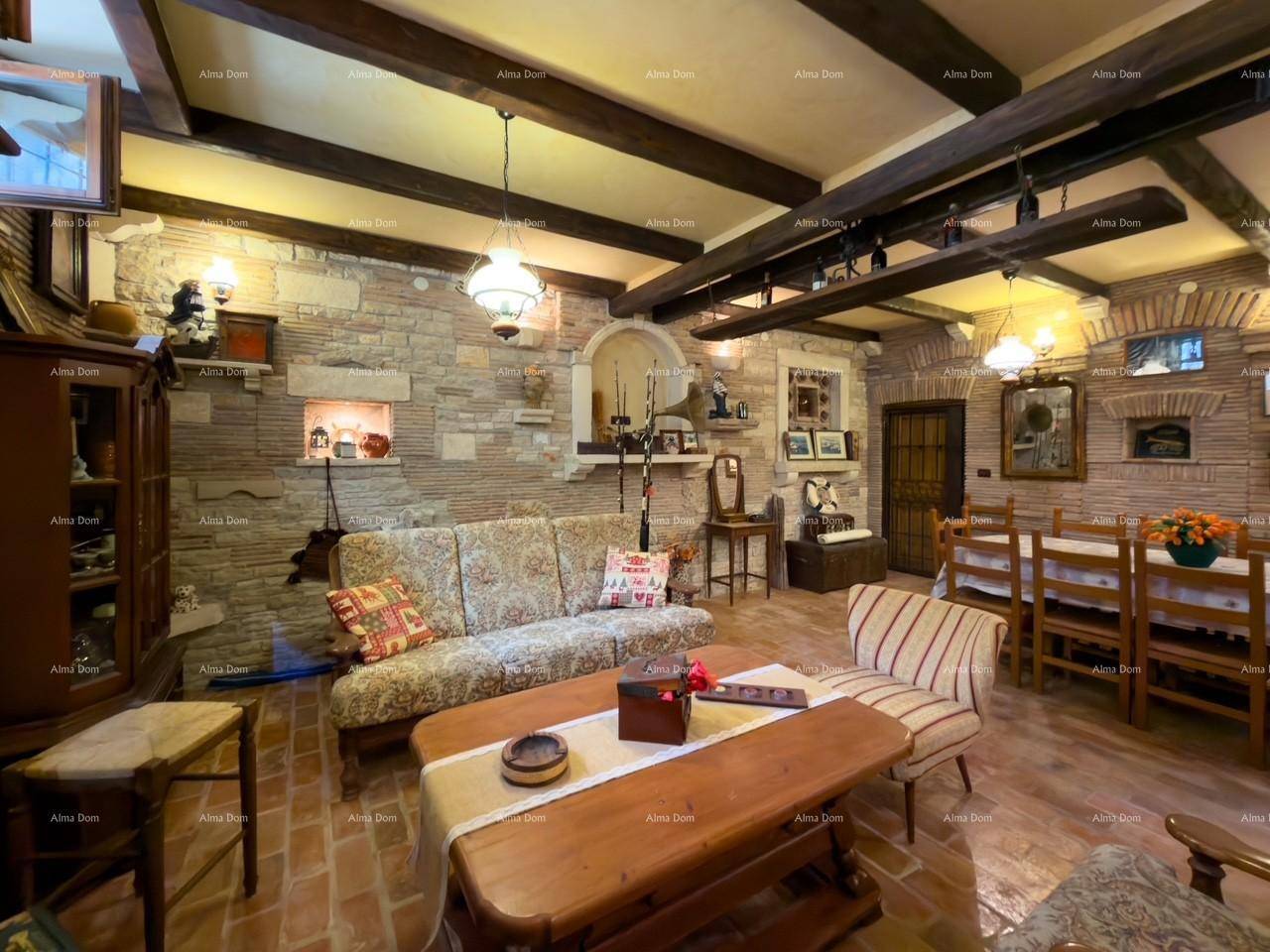 Rustikaler Wohnbereich mit bequemen Sofas, Holztisch und Steinwänden.