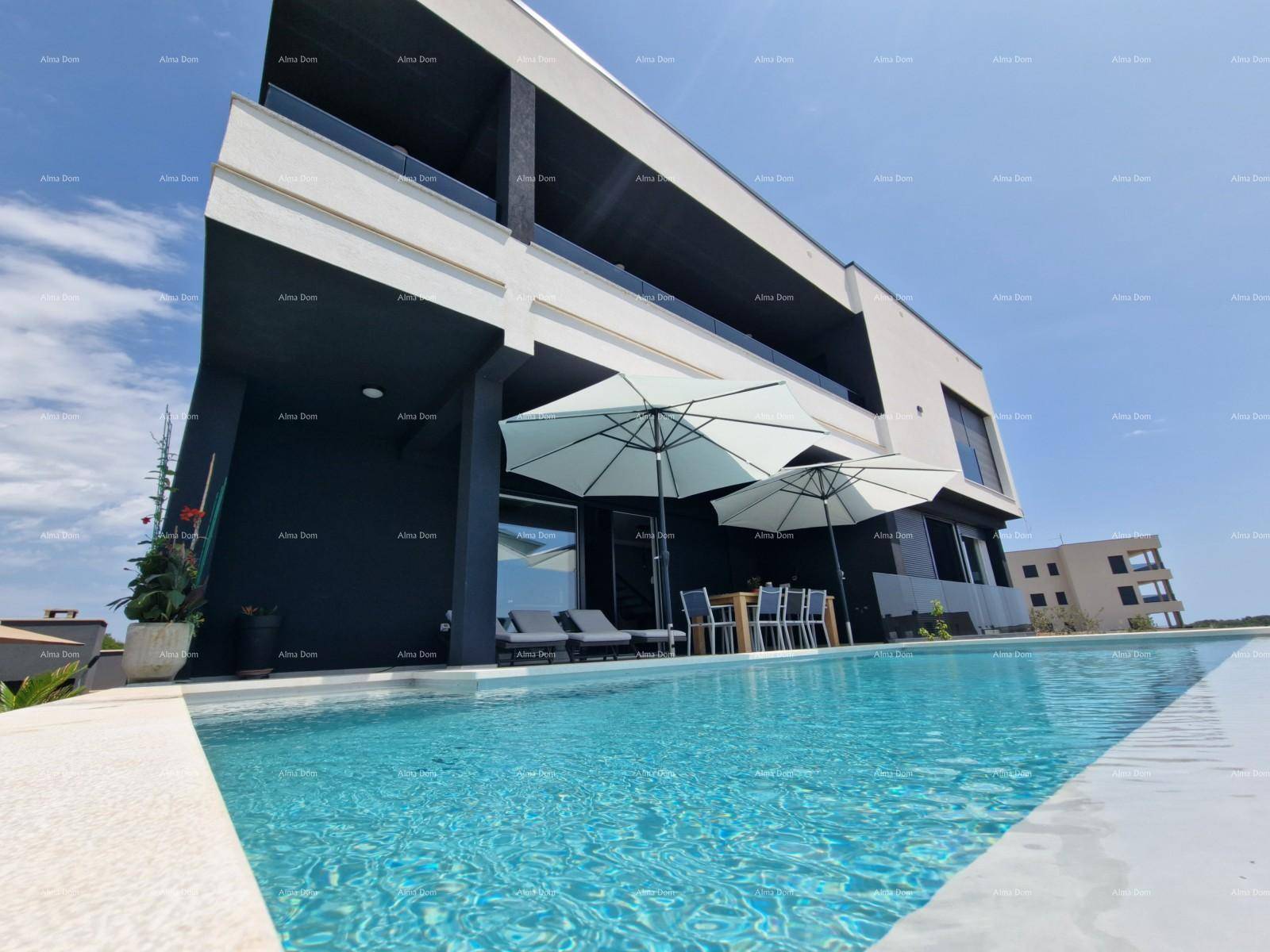 Beeindruckende Ansicht der modernen Villa mit großem Pool und weitem Himmel.
