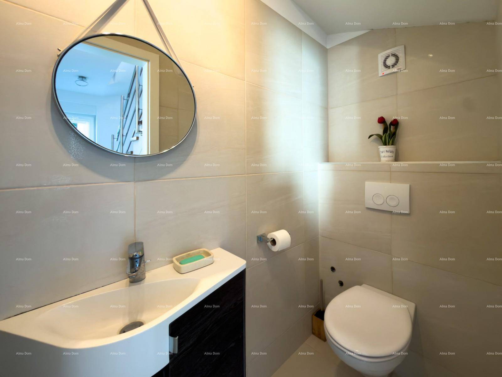 Modernes Gäste-WC mit Wand-WC, Einzelwaschbecken und eleganten Fliesen.