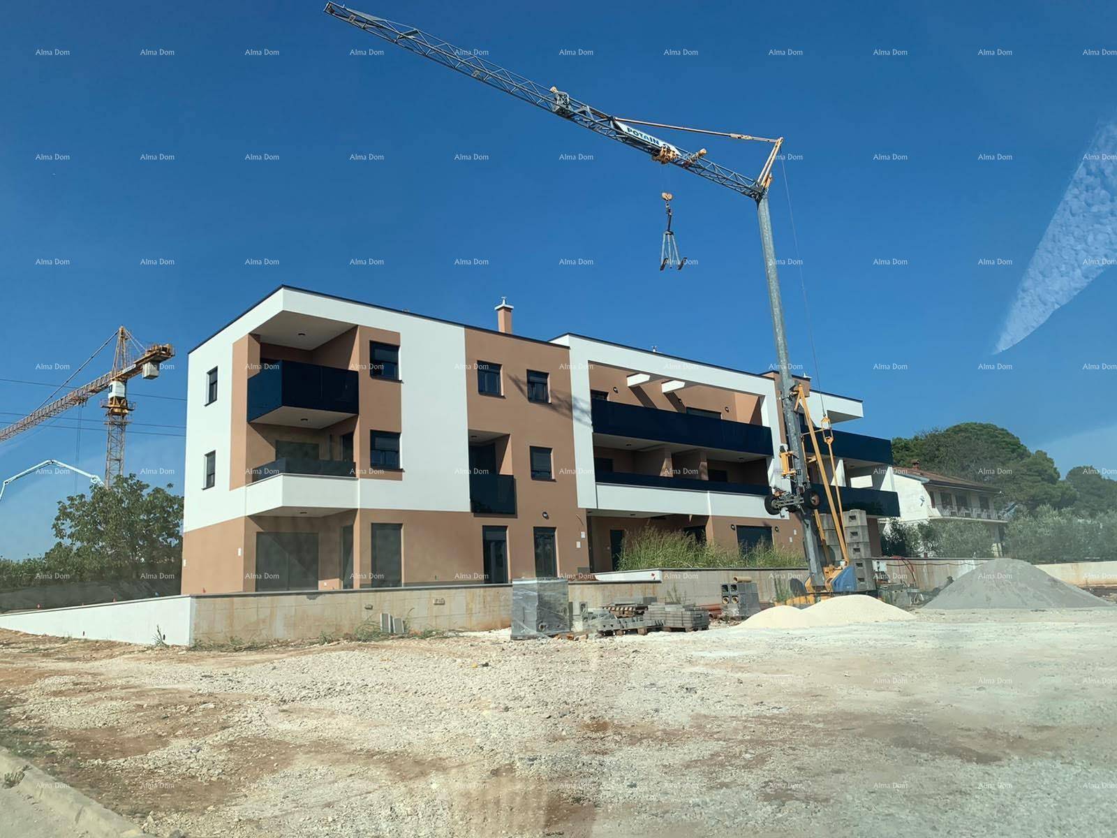 Neubauprojekt im Bau mit sichtbaren Kränen und Baustellenaktivitäten.