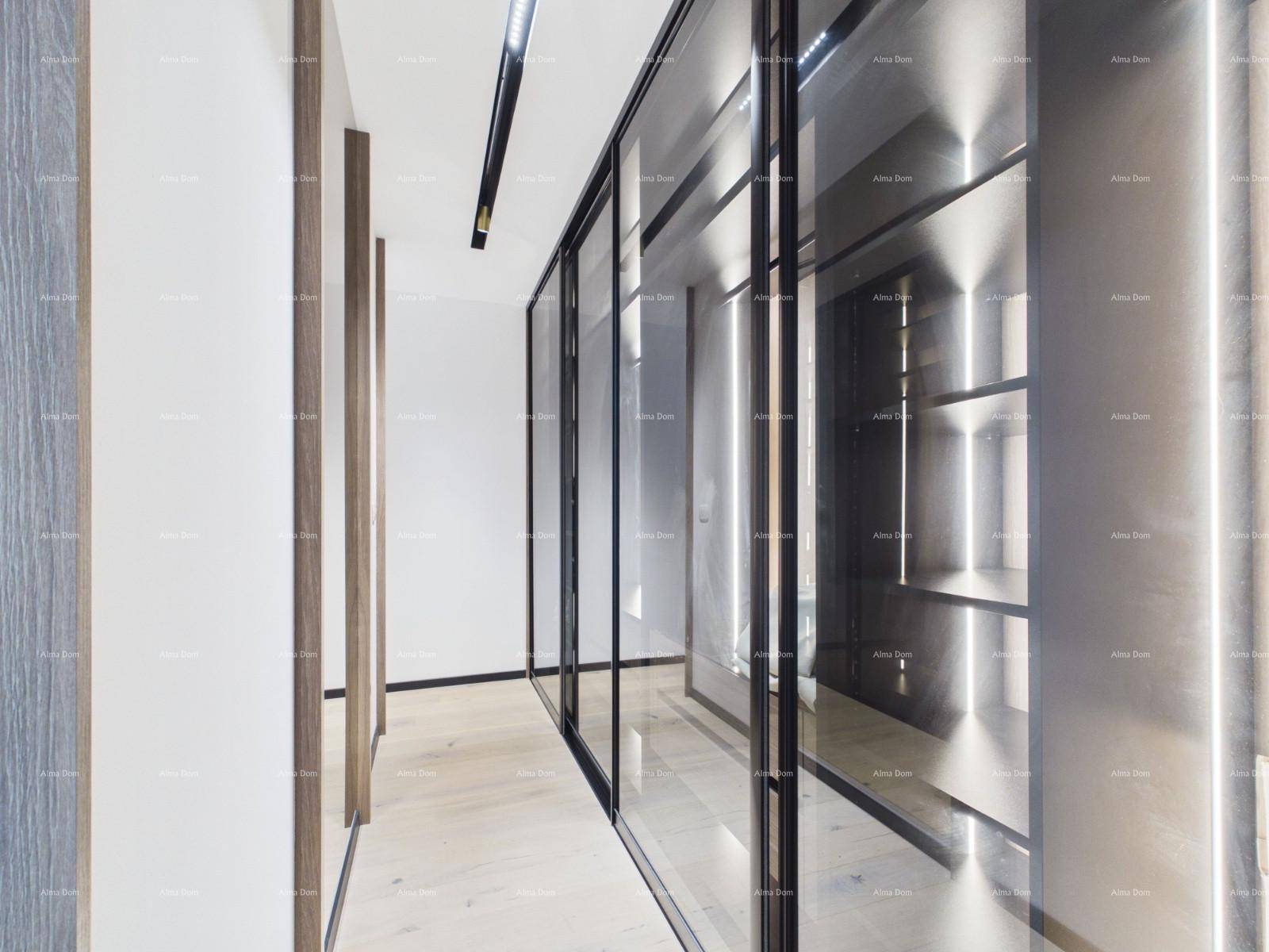 Eleganter begehbarer Kleiderschrank mit Glastüren und beleuchteten Regalen für optimale Übersicht.