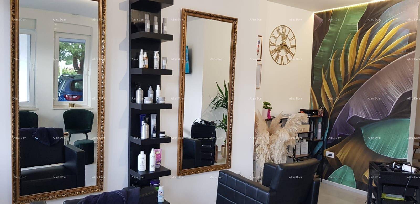 Heller Friseursalon mit großen Spiegeln, Produktregalen und einer dekorativen Wanduhr.
