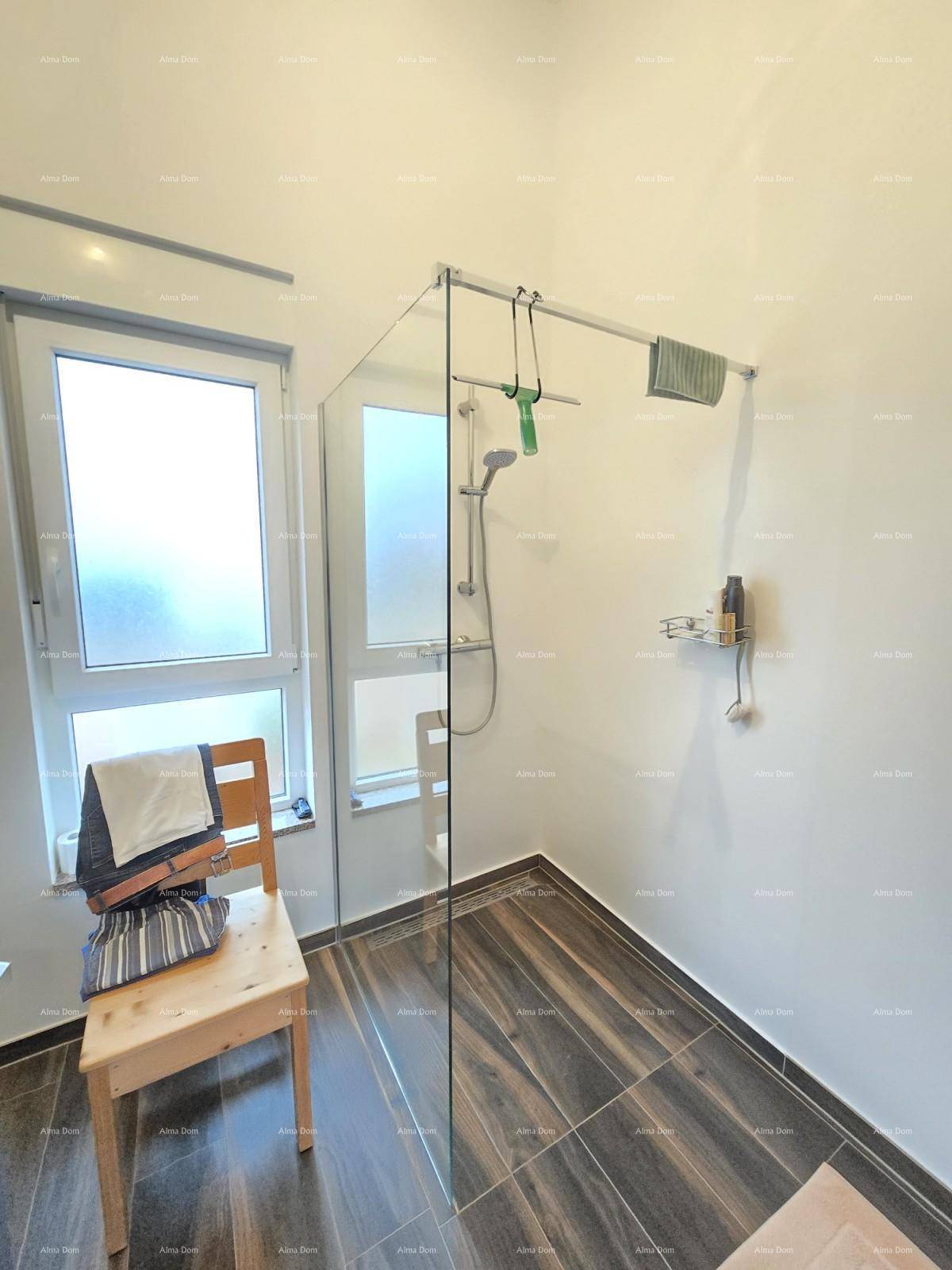 Modernes Badezimmer mit ebenerdiger Dusche und Fenster.