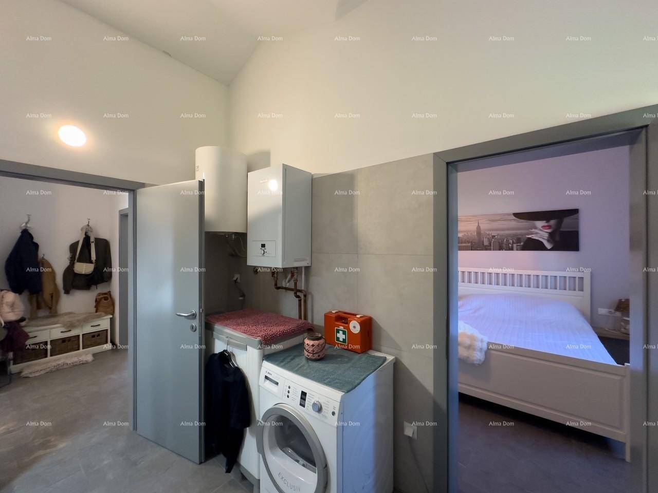 Praktischer Hauswirtschaftsraum mit Waschmaschine und Warmwasserbereiter, angrenzend an ein Schlafzimmer.