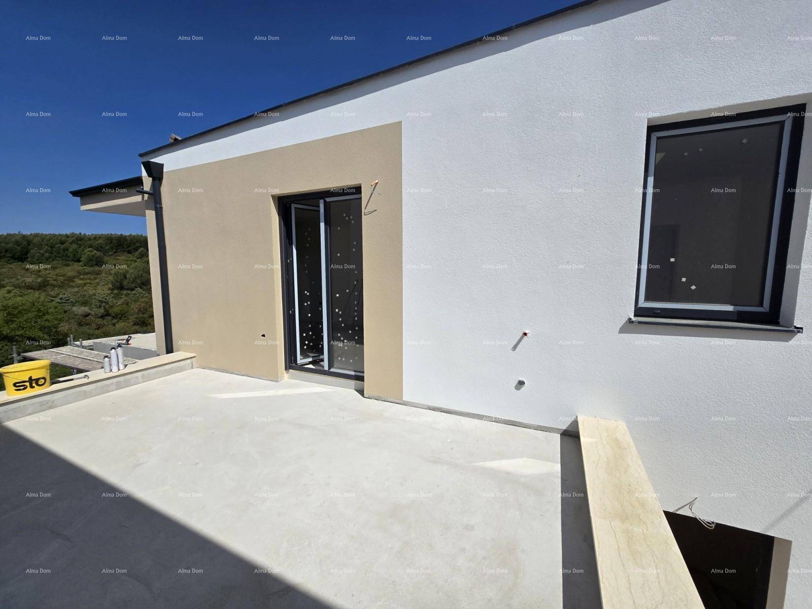 Unfertige Terrasse mit Zugang zum Innenbereich und Blick auf die Umgebung, bereit für die Fertigstellung.