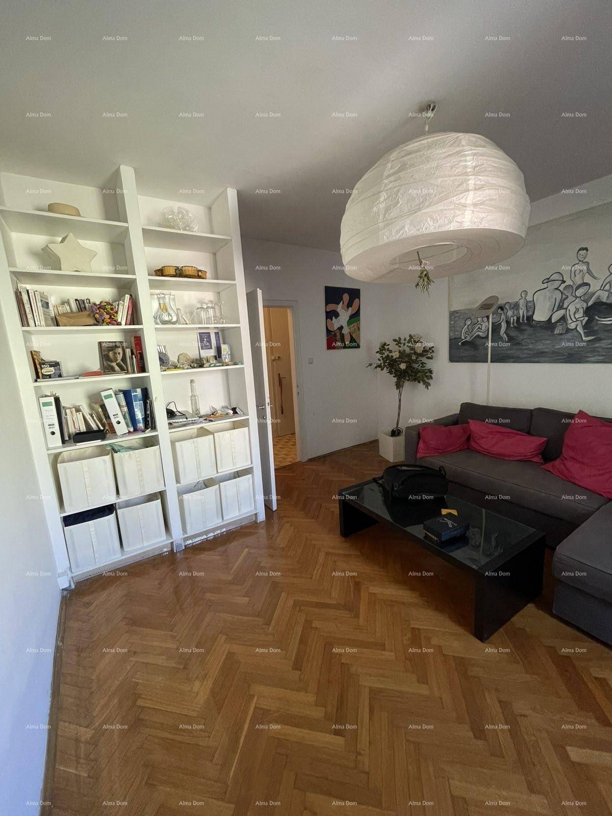 Wohnzimmer mit Bücherregal, Holzboden und bequemer Sitzecke für entspannte Stunden.