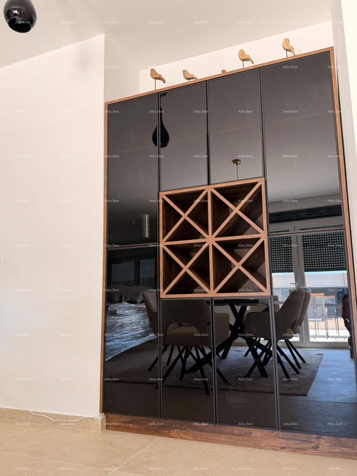 Moderner Schrank mit Spiegelfronten und integriertem Weinregal im Essbereich.