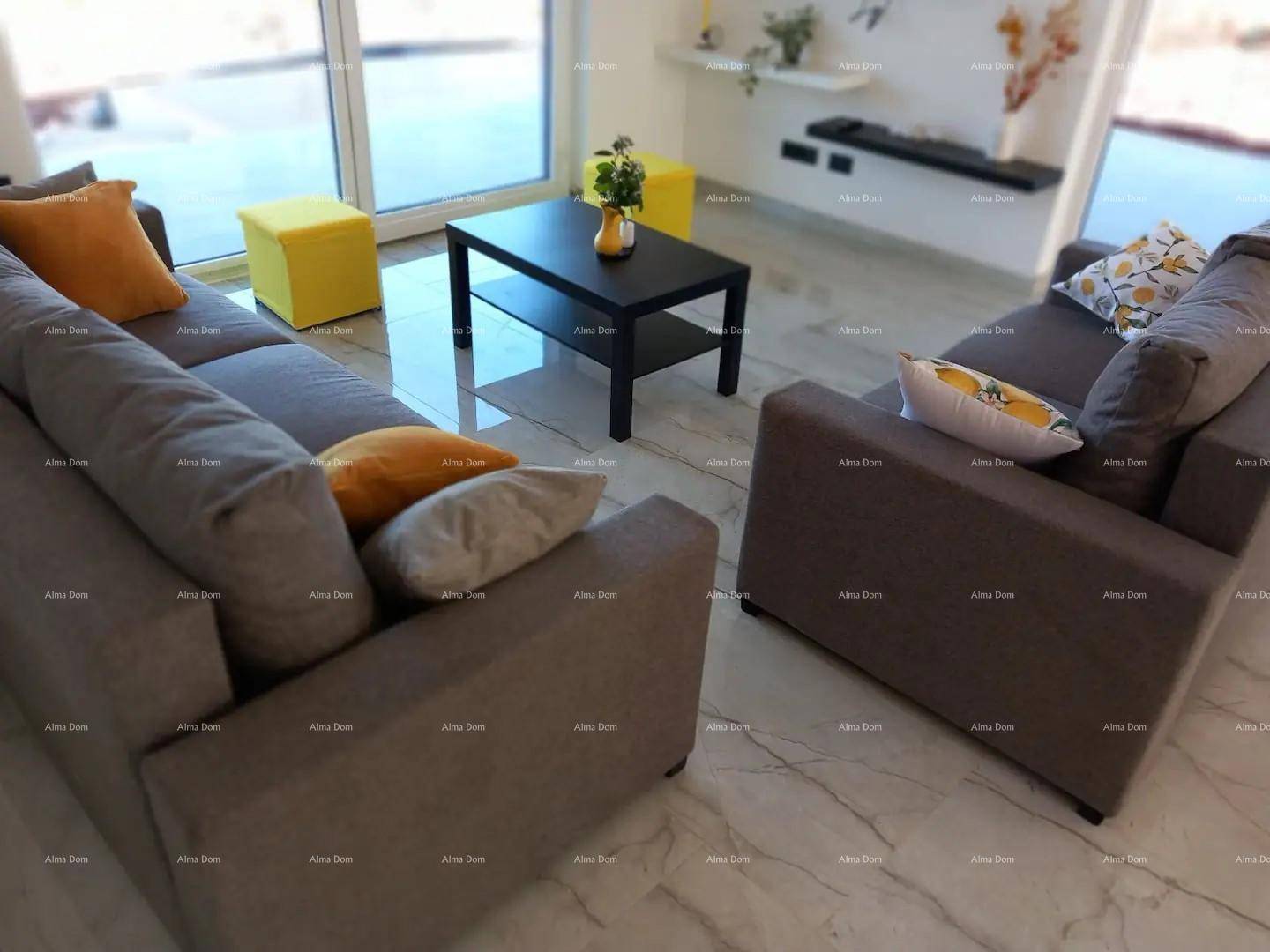 Gemütliches Wohnzimmer mit bequemen Sofas, Couchtisch und farbigen Akzenten.