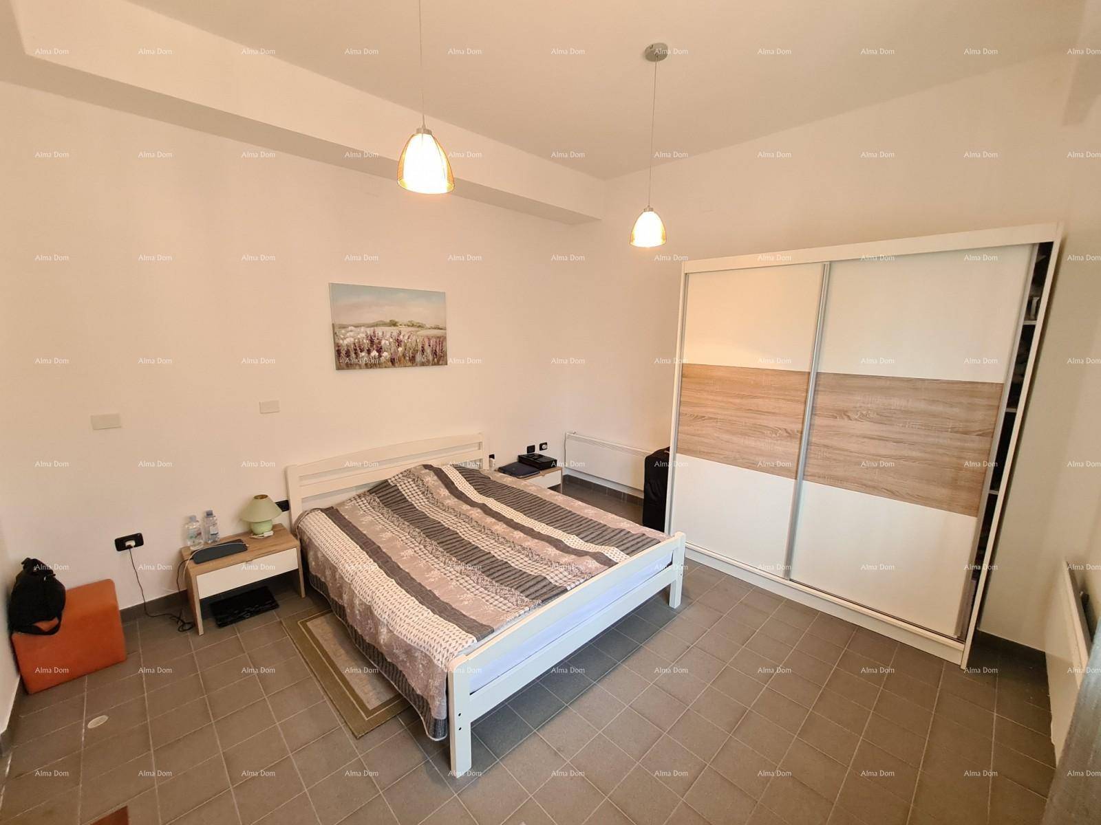 Modernes Schlafzimmer mit Doppelbett, Schiebetürenschrank und Fliesenboden.
