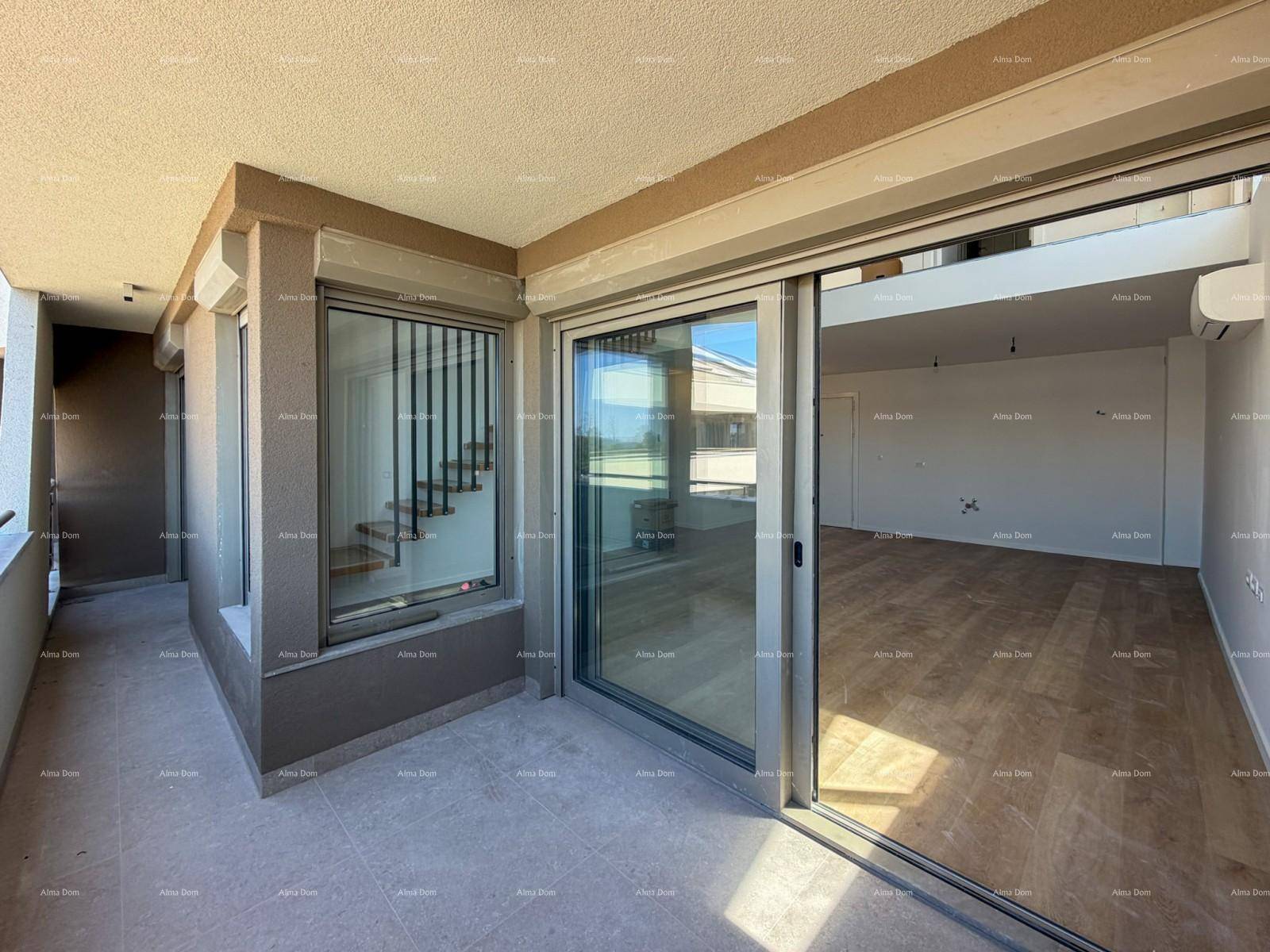 Großer Balkon mit Schiebetüren zum Innenbereich und Blick auf die Umgebung.