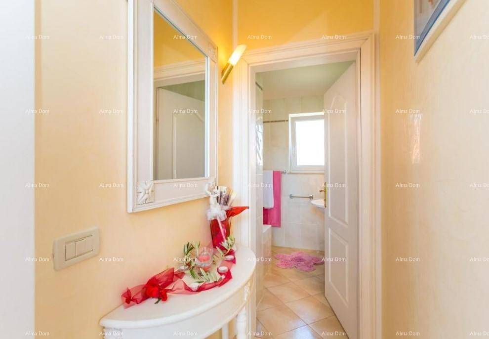 Heller Flur mit Spiegel, Konsole und Zugang zu einem Badezimmer.