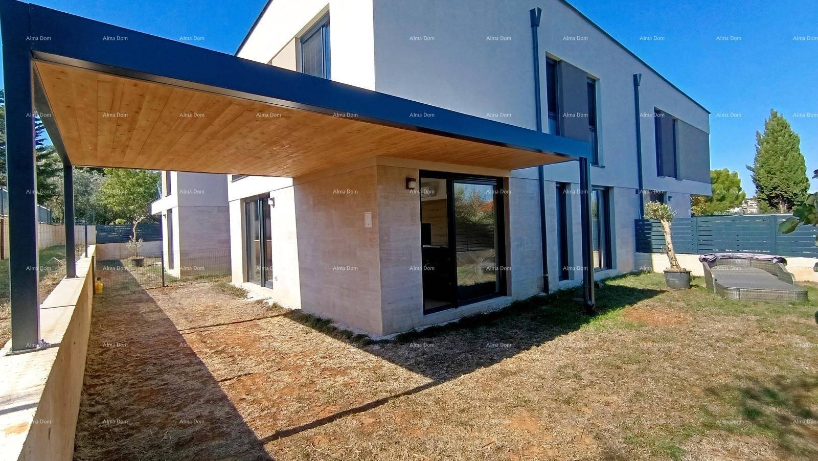Ansicht des modernen Hauses mit überdachtem Bereich und gepflegtem Garten.