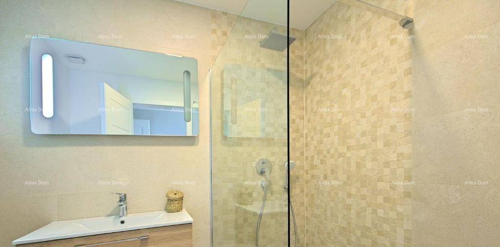 Modernes Badezimmer mit Mosaikfliesen, Einzelwaschbecken und großer begehbarer Dusche.