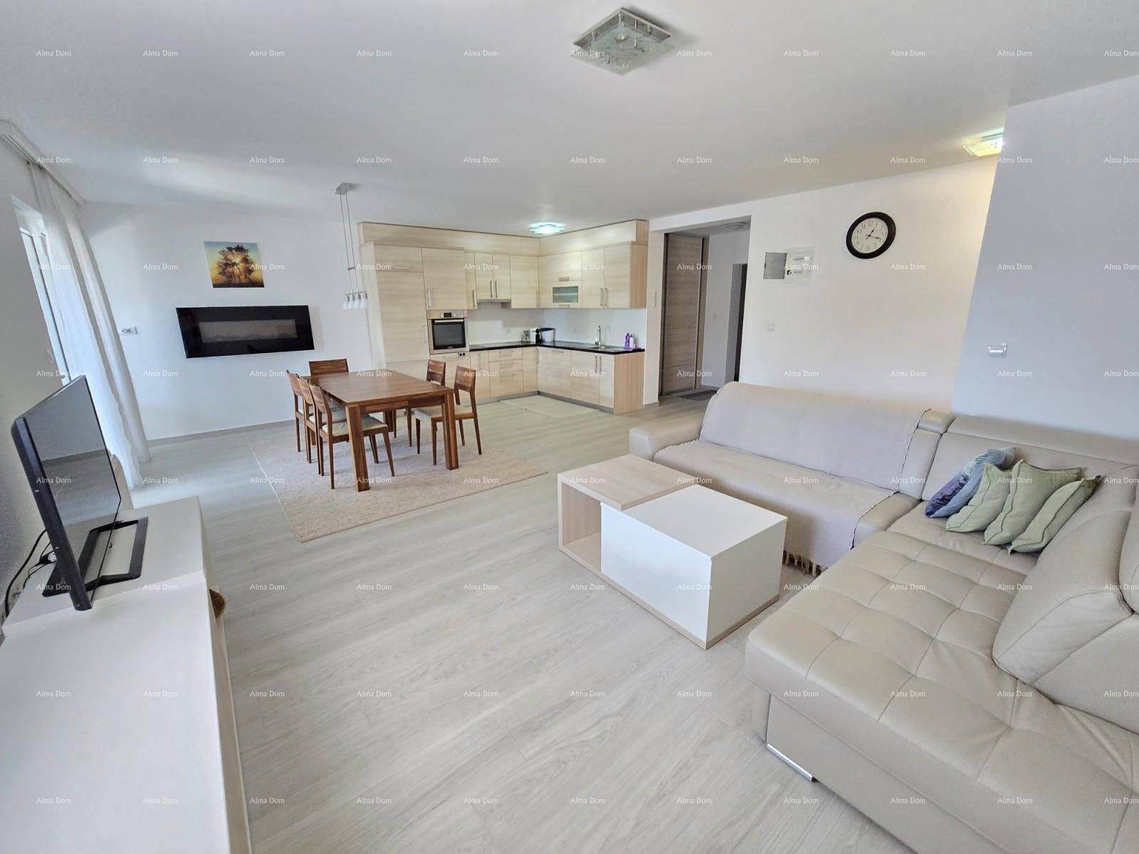 Offener Wohnbereich mit beigem Sofa und Essbereich, angrenzend an eine moderne Küche.