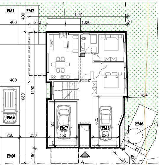 Grundriss eines Hauses mit integrierter Garage, Gartenbereich und detaillierten Maßen.