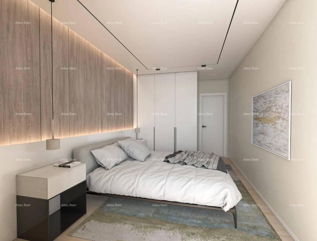 Modernes Schlafzimmer mit Holzakzentwand, Einbauschränken und indirekter Beleuchtung.