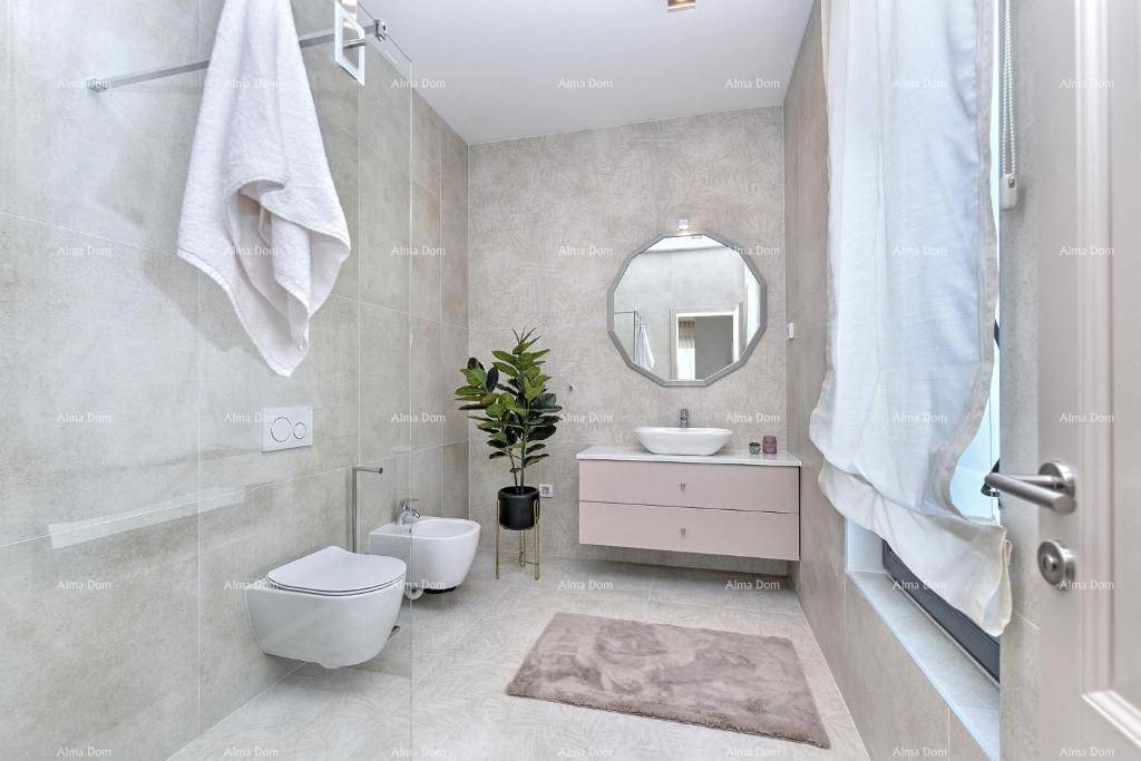 Modernes Badezimmer mit Wand-WC, Bidet, Einzelwaschbecken und hellen Fliesen.