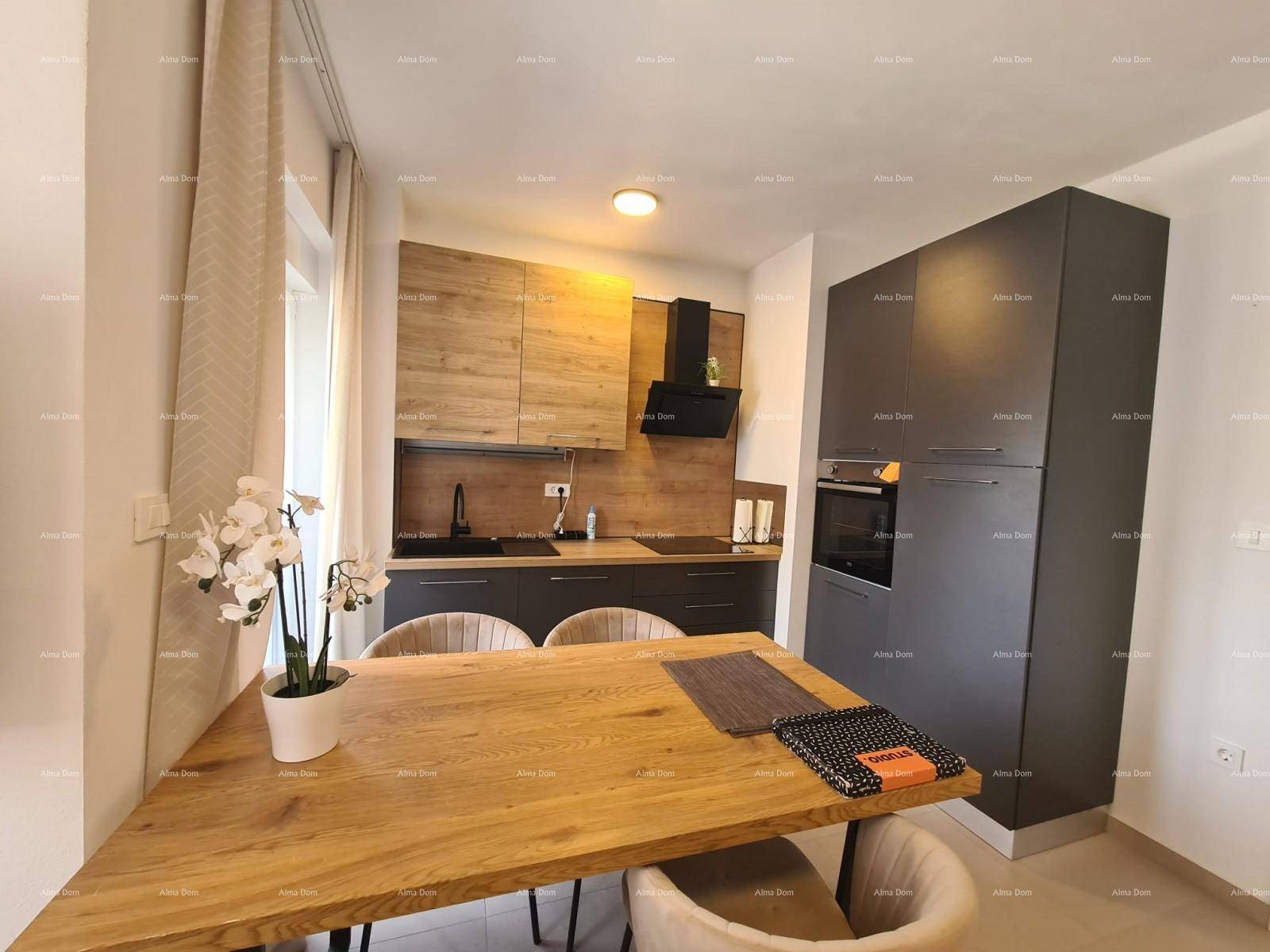 Moderne Küche mit Holz- und dunklen Schränken, ausgestattet mit einem Esstisch und Stühlen.