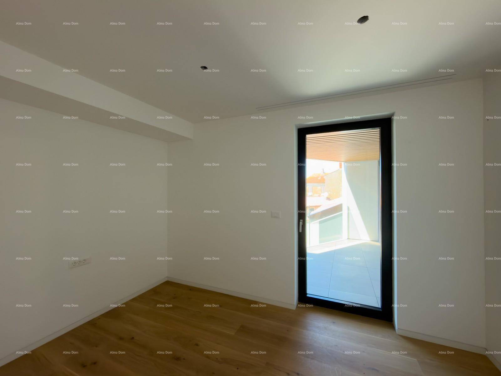Helles Schlafzimmer mit Holzboden und Zugang zu einem Balkon, bereit zur individuellen Gestaltung.