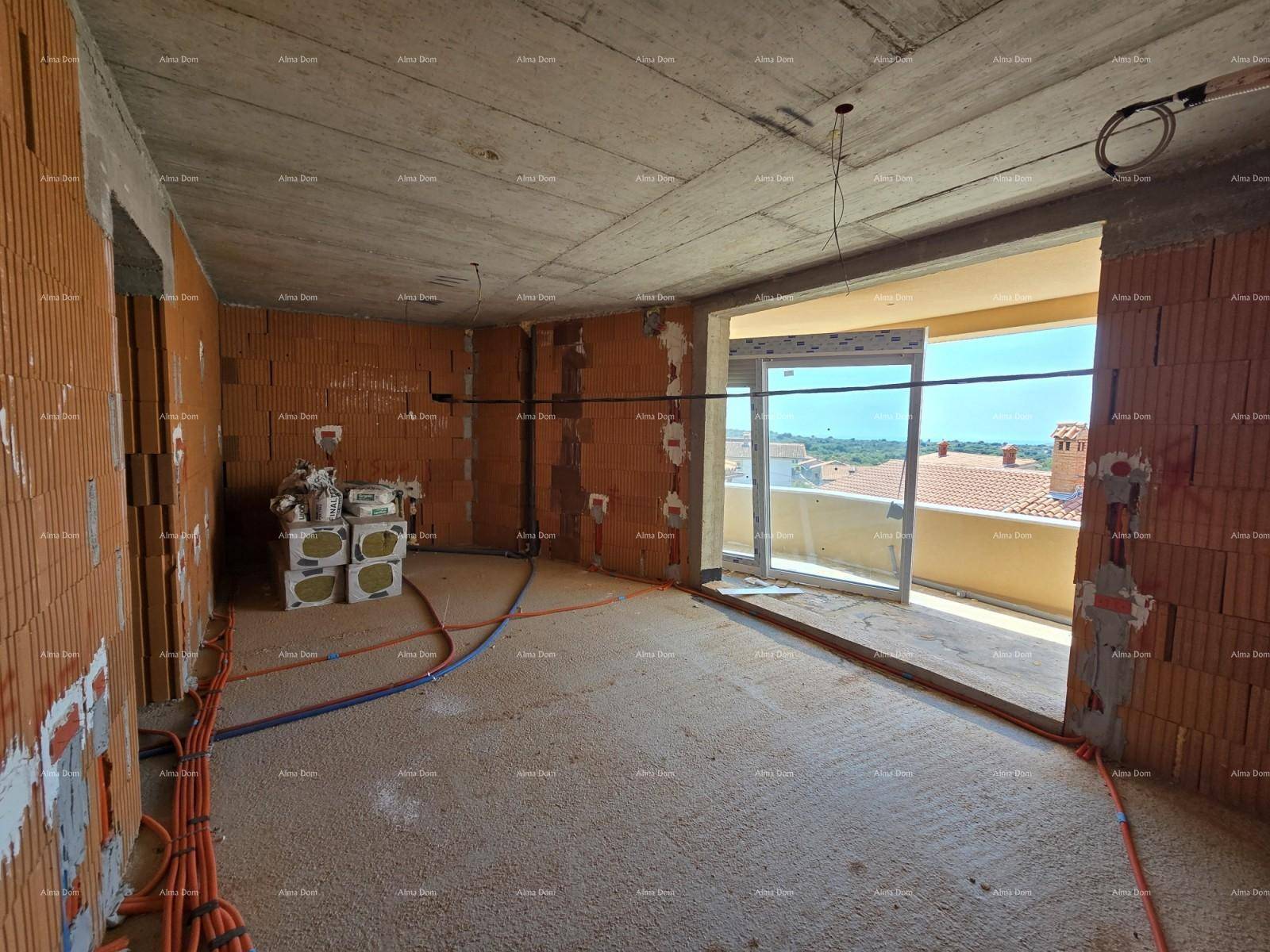 Rohbau-Innenraum mit Ziegelwänden, Betonboden und großem Fensterausschnitt mit Blick auf Dächer und Landschaft.