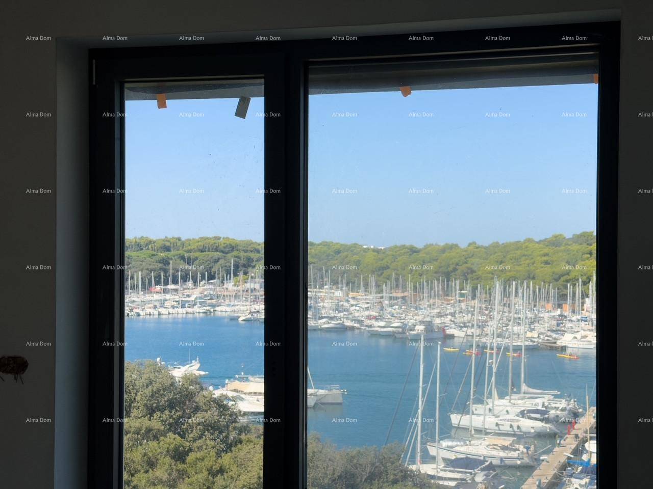 Detailansicht des weiten Blicks auf den Yachthafen und das Meer durch ein großes Fenster.