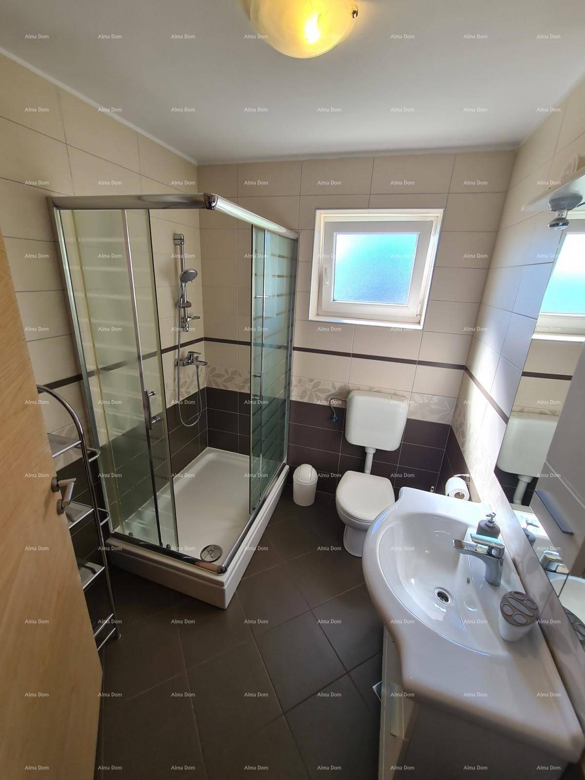 Modernes Badezimmer mit Duschkabine, WC, Waschbecken und Fenster, in neutralen Farben.