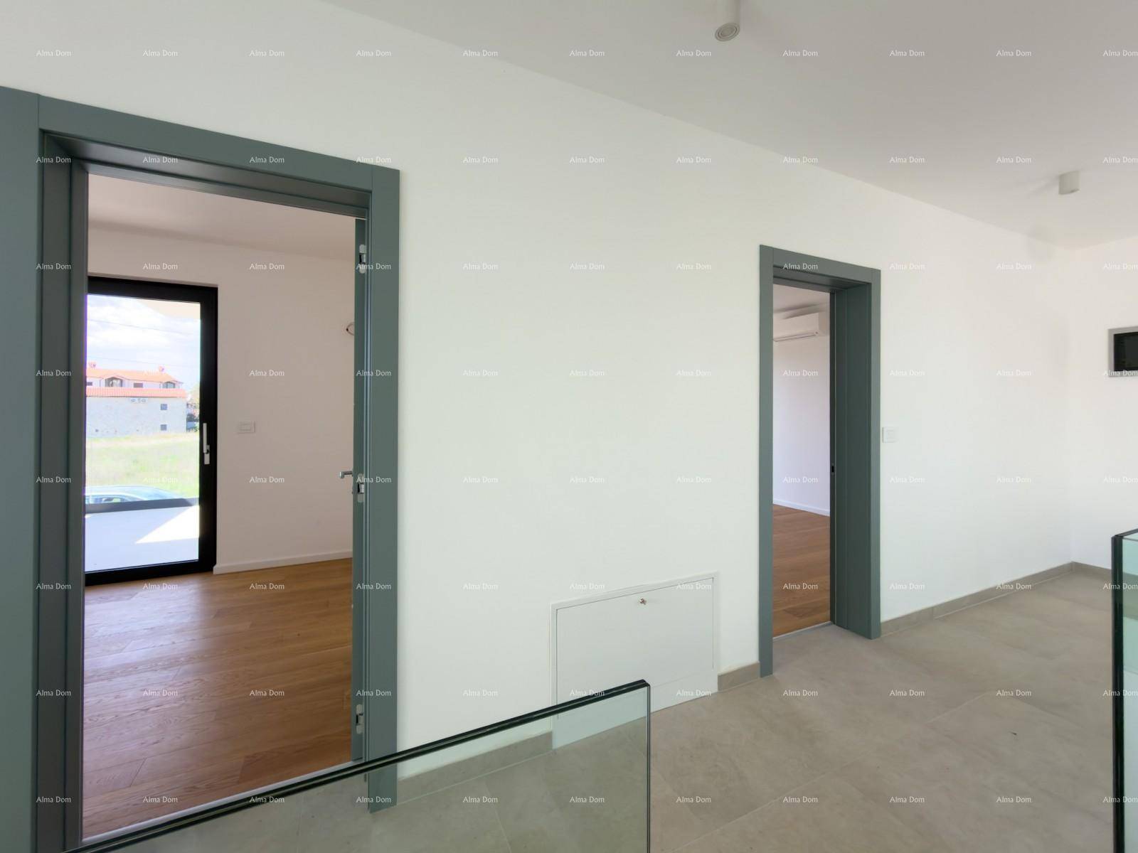 Heller Flur im Obergeschoss mit Zugang zu mehreren Zimmern und Blick nach draußen.