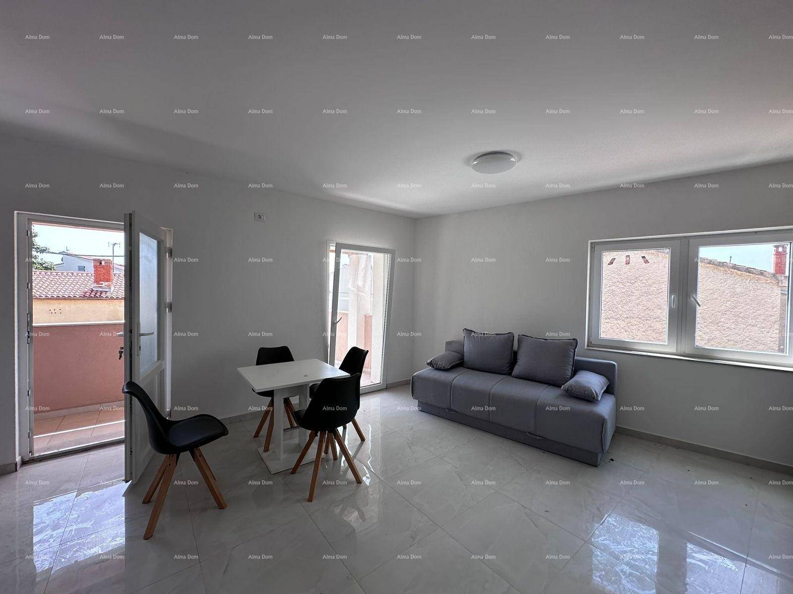 Heller Wohn- und Essbereich mit modernem Sofa, kleinem Esstisch und Zugang zum Balkon.