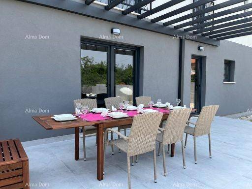 Gemütlicher Essbereich im Freien auf einer Terrasse unter einer modernen Pergola mit viel Platz.