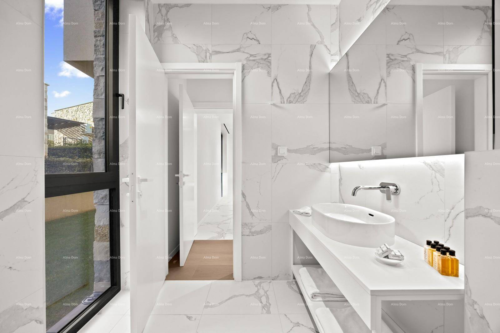 Modernes Badezimmer mit Marmorfliesen, großem Fenster und Blick auf den Flur.