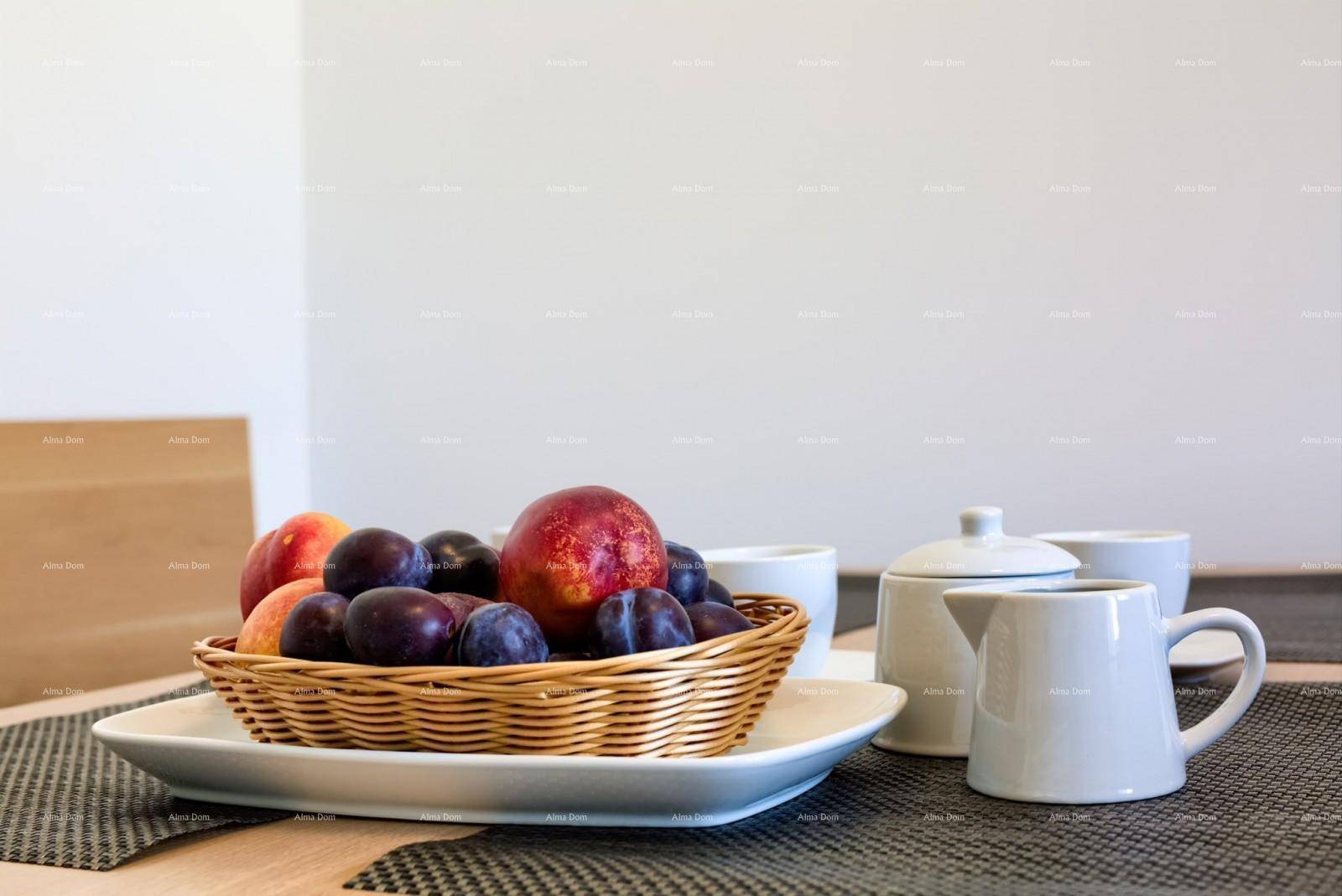 Nahaufnahme eines Korbs mit frischem Obst auf einem Esstisch, umgeben von Geschirr.