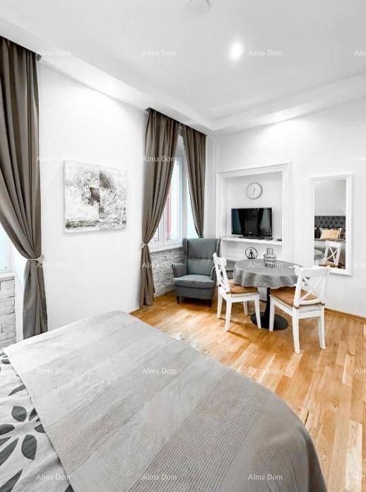 Gemütliches Schlafzimmer mit integriertem Essbereich und Fernseher, ideal für Entspannung.