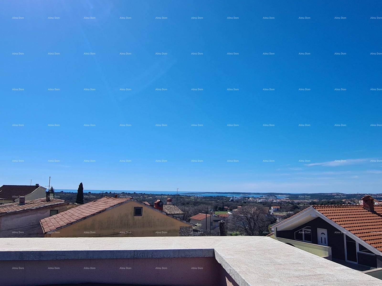 Weiter Blick über die Dächer der Umgebung und das Meer am Horizont.