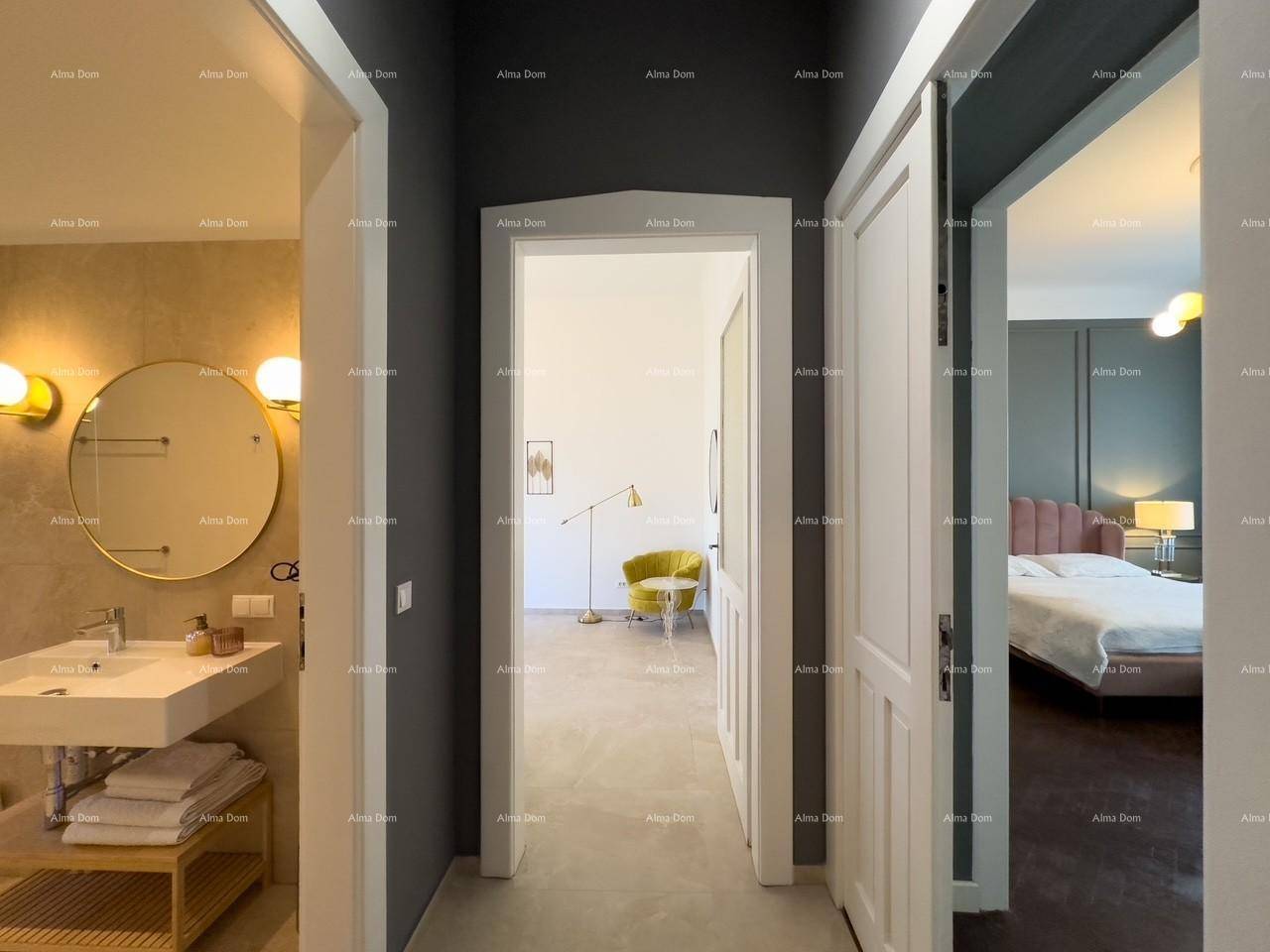 Heller Flur mit Blick in ein modernes Badezimmer und ein stilvolles Schlafzimmer.