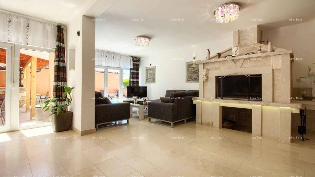 Geräumiges Wohnzimmer mit elegantem Steinkamin, Fliesenboden und Zugang zur Terrasse.