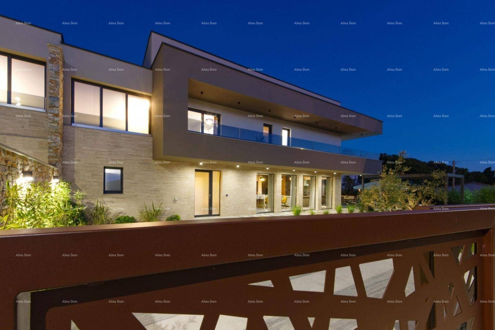 Moderne Architektur der Villa bei Nacht mit stilvollem Eingangstor und beleuchteter Fassade.