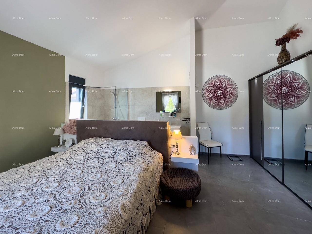 Helles Schlafzimmer mit offenem Badbereich, großem Bett und Spiegelschrank.