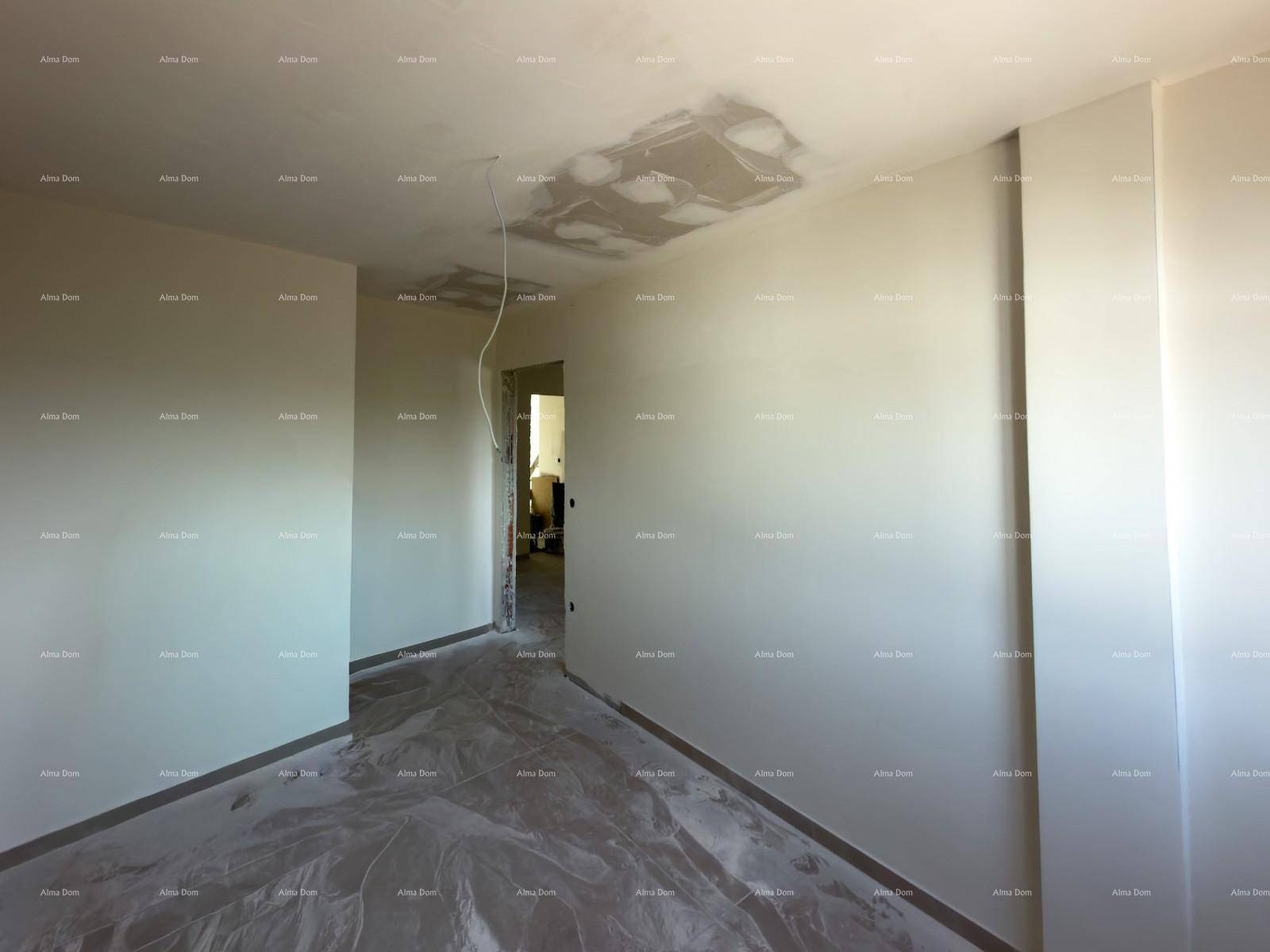 Großer, unfertiger Raum mit vorbereiteten Decken und Wänden für den Ausbau.