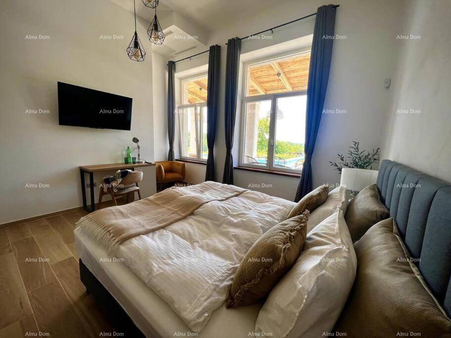 Modern eingerichtetes Schlafzimmer mit Holzboden und großen Fenstern.