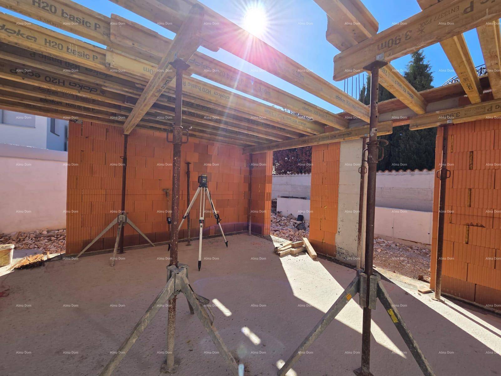 Baustelle eines im Bau befindlichen Hauses mit sichtbaren Ziegelwänden und Holzschalung.