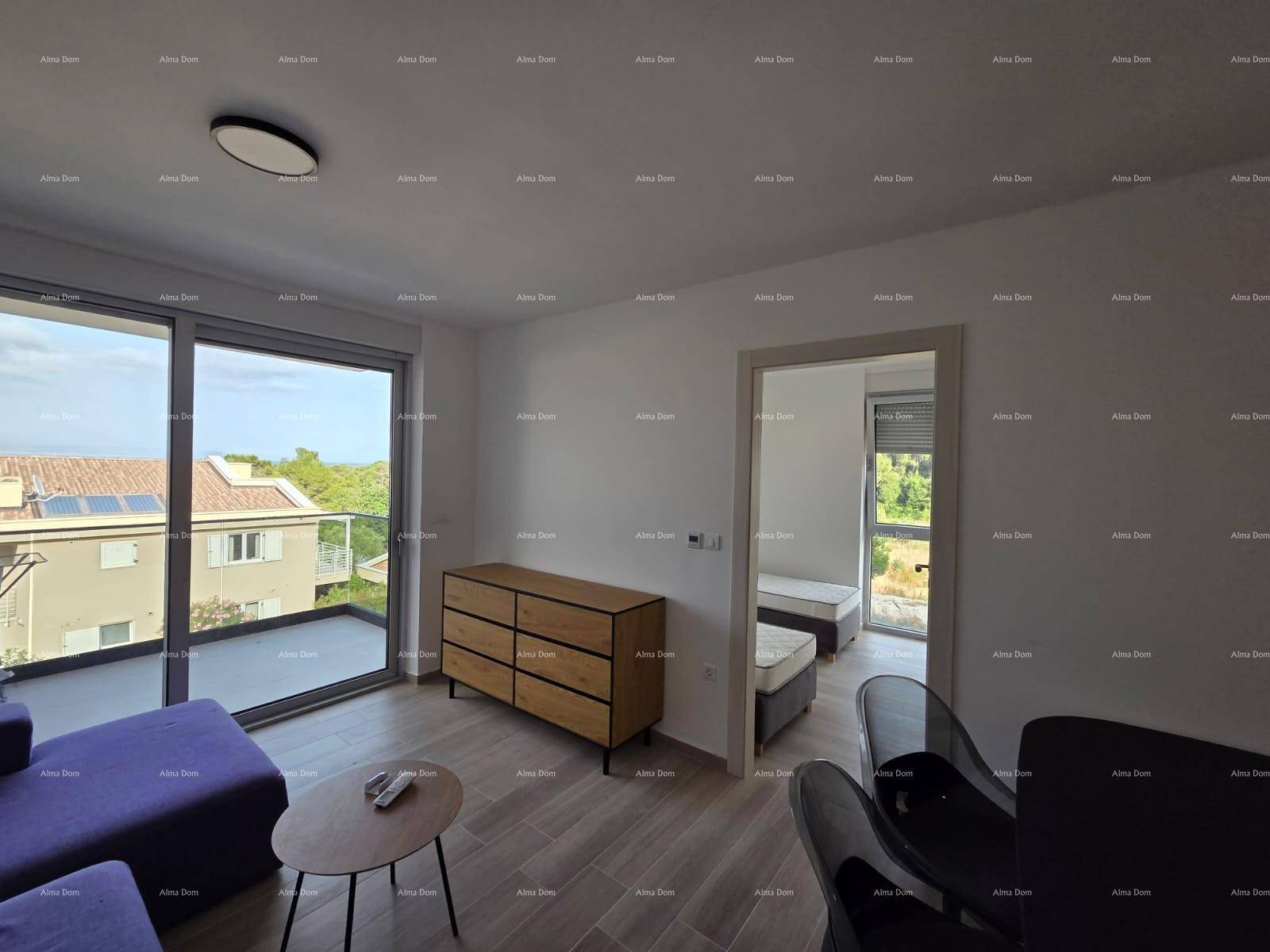 Geräumiges Wohnzimmer mit Blick ins Grüne und Zugang zu einem weiteren Zimmer.